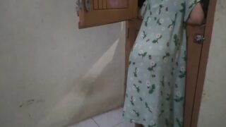 Nyobain Tetangga Di Pintu Keluar Dapur